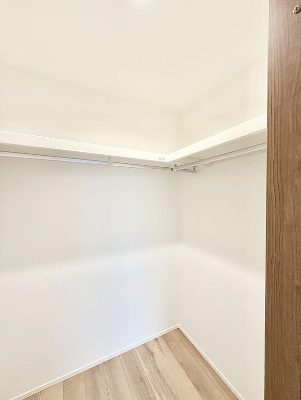 【収納】■季節の洋服も、思い出の小物もすっきり収納できるウォークインクローゼット付