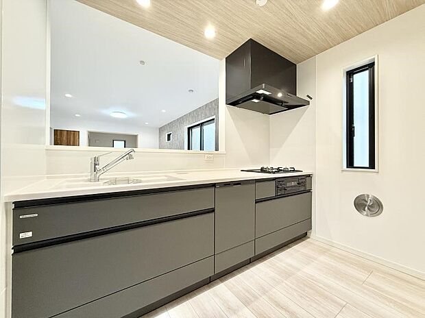 【ダイニングキッチン】■小窓があるので、明るさと開放感たっぷりなキッチン!