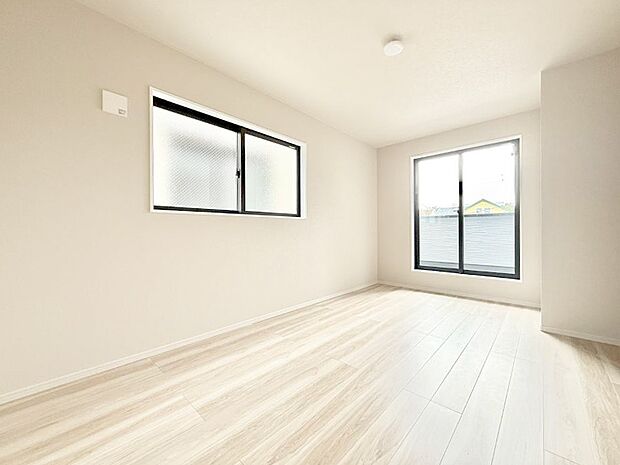 【洋室】■大きな窓は開放感があり、明るさ通風バッチリです  