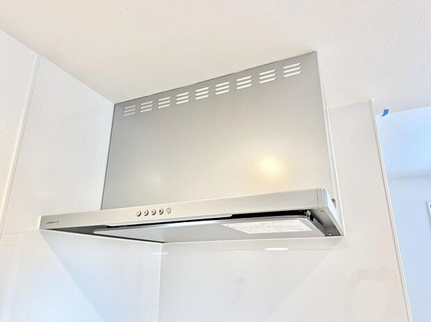 【レンジフード】■調理時の蒸気や匂いが換気扇に誘導され、効率的に排煙ができます。