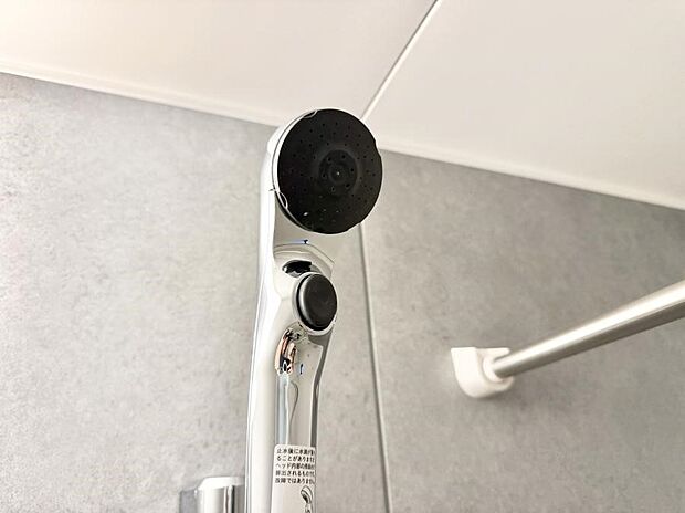【止水シャワーヘッド】■手元で簡単に止水できるため、水の無駄遣いを減らすことができます。