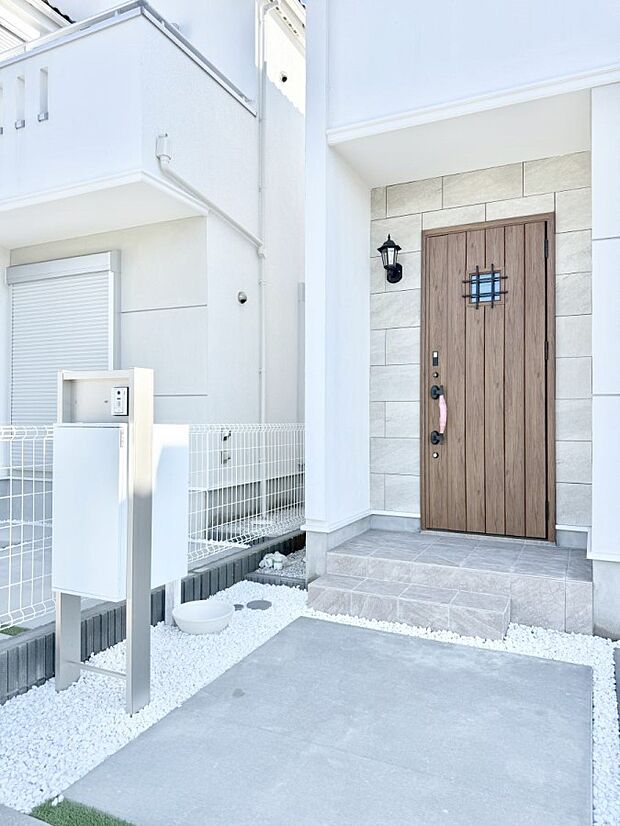 【玄関】■ 帰るたびにホッとする、安心感のある佇まい