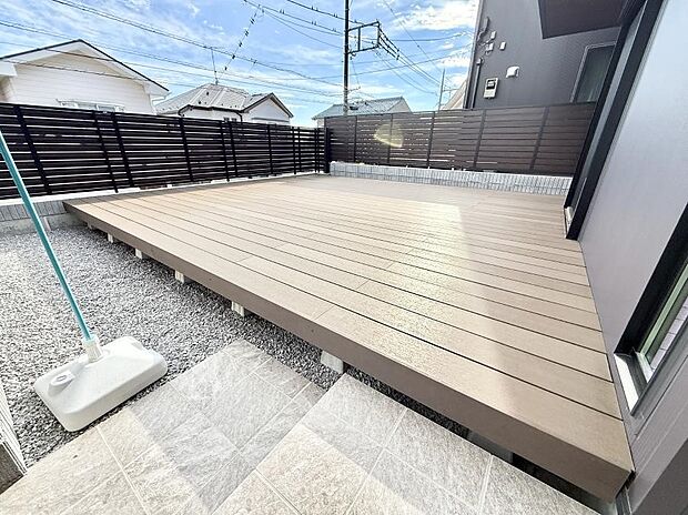 【庭】■天気の良い日はウッドデッキでのんびり日向ぼっこ