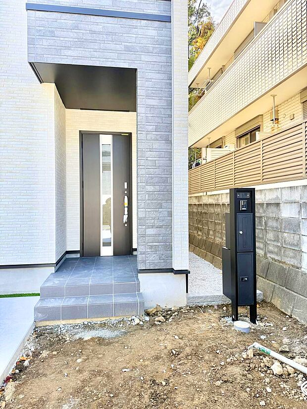 【玄関】■ 帰るたびにホッとする、安心感のある佇まい