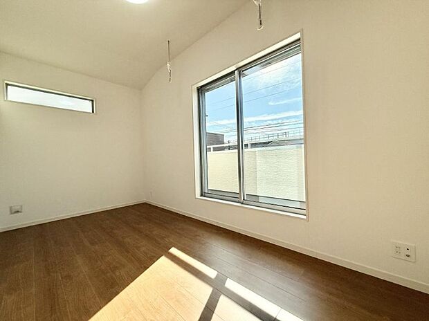 【リビング以外の居室】■落ち着いた色合いのお部屋で穏やかな時間を楽しめます