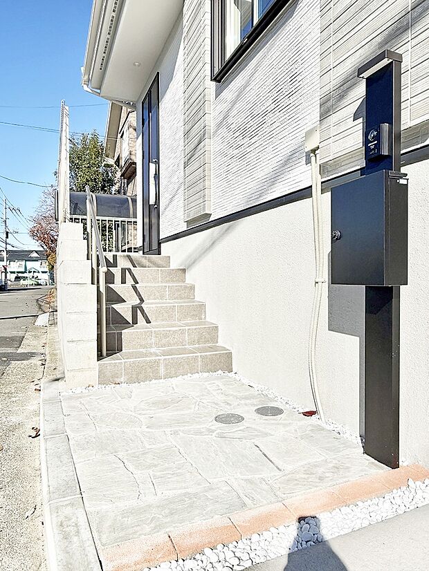 【玄関】■ 帰るたびにホッとする、安心感のある佇まい