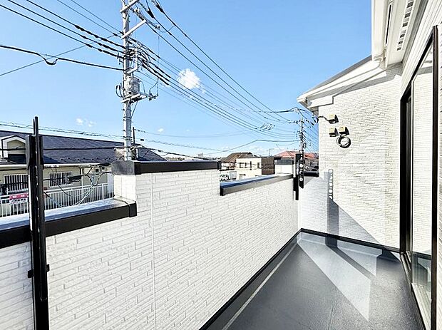 【バルコニー】■ 季節の移ろいを感じられる開放的な空間です