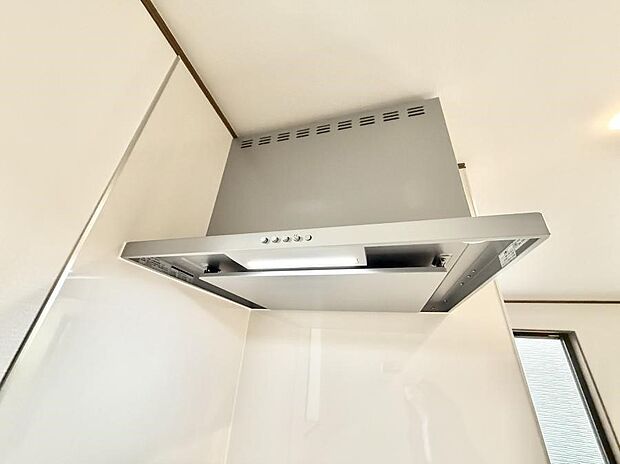 【レンジフード】■調理時の蒸気や匂いが換気扇に誘導され、効率的に排煙ができます。