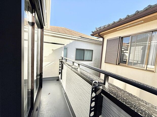 【バルコニー】■ 朝のコーヒーや夜の星空を楽しむ、癒しの場所