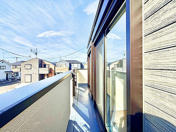 【バルコニー】■ 季節の移ろいを感じられる開放的な空間です