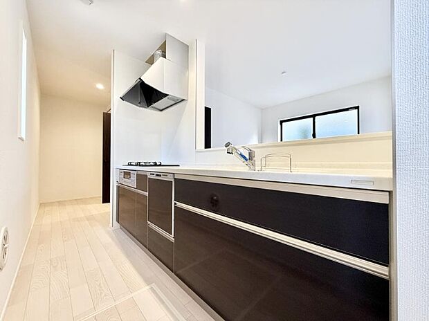 【キッチン】■カウンターキッチンなのでお料理をしながらも家族との会話がはずみます