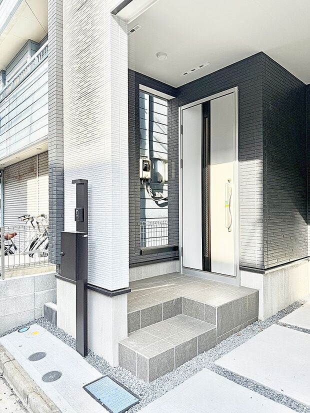 【玄関】■ シンプルで美しく、住まいの第一印象を彩る玄関です