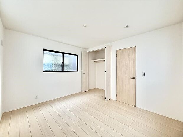 【寝室】■窓の配置や通気性の良い設計で部屋の空気がこもらず、常に新鮮な空気が流れます