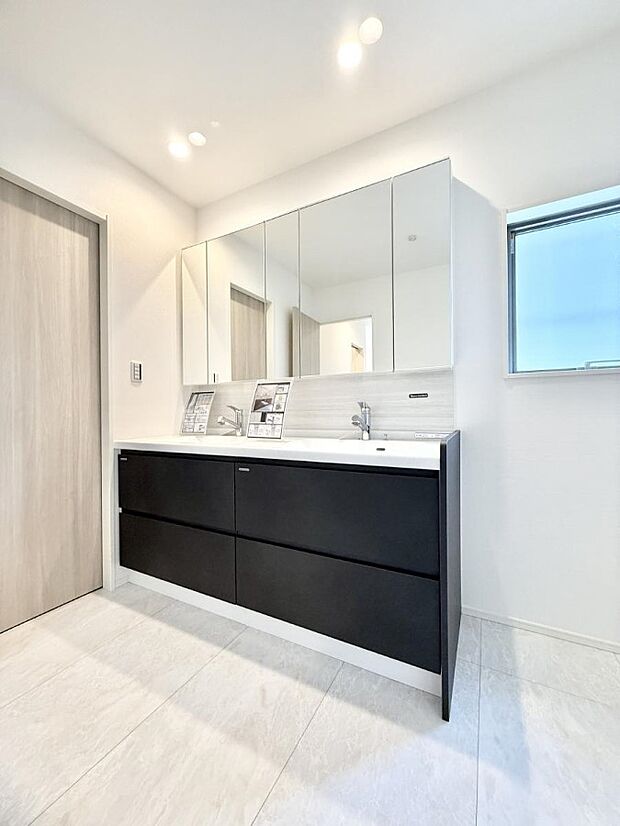 【洗面台・洗面所】■明るい洗面所は毎朝の歯磨きも楽しくできちゃいそうです♪