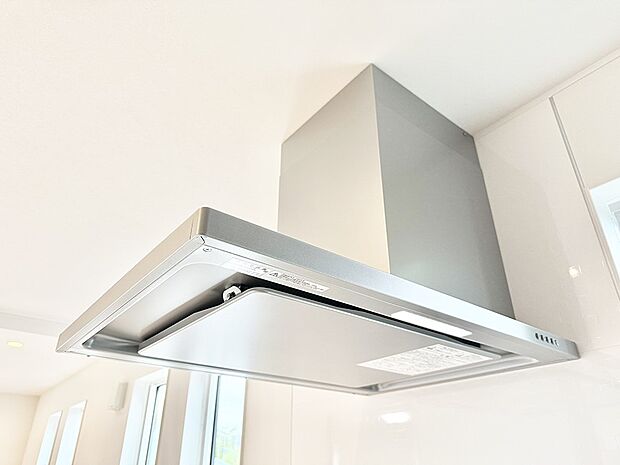 【レンジフード】■調理時の蒸気や匂いが換気扇に誘導され、効率的に排煙ができます。