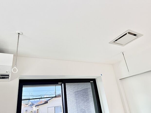 【室内物干し】■天候や時間を気にせず洗濯物を干せ、紫外線から衣類を守れます。