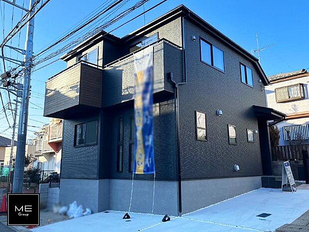 【現地外観写真】暮らしを彩る充実した設備仕様が備わった新築戸建  