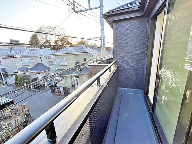 【バルコニー】お洗濯物がよく乾く陽当たり良好のバルコニーです！