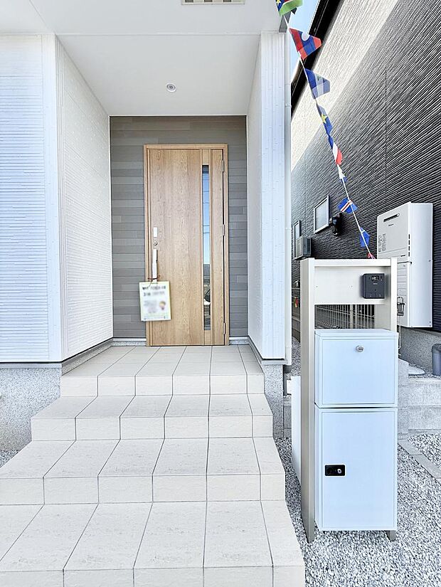 【玄関】■ 家族とゲストをやさしく迎える、心温まる玄関