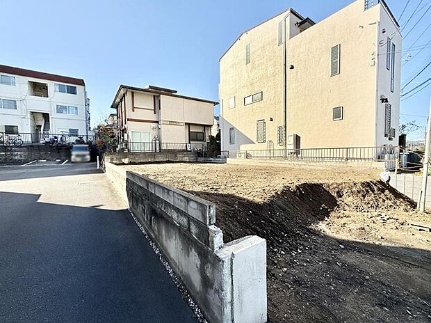 【現地外観写真】■暮らしを彩る充実した設備仕様が備わった住まい