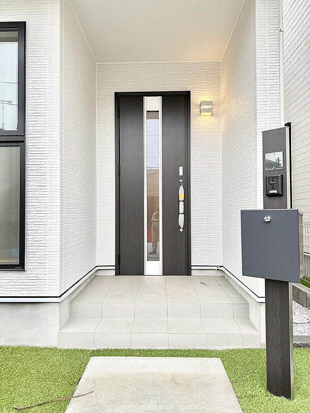 【玄関】■ 帰るたびにホッとする、安心感のある佇まい