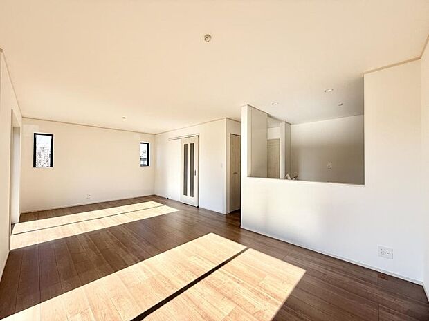 【リビング】■光と風を感じる、リラックスできる空間