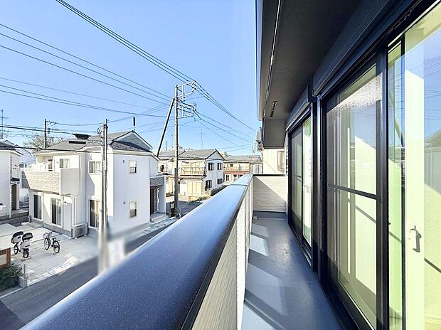 【バルコニー】■ 季節の移ろいを感じられる開放的な空間です