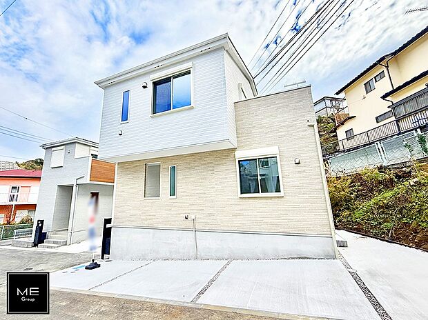 【現地外観写真】■暮らしを彩る充実した設備仕様が備わった住まい