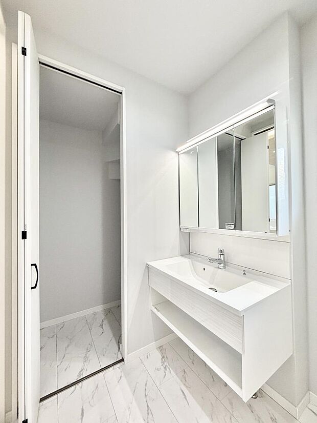 【洗面台・洗面所】■明るい洗面所は毎朝の歯磨きも楽しくできちゃいそうです♪