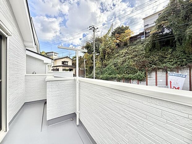 【バルコニー】■ 朝のコーヒーや夜の星空を楽しむ、癒しの場所