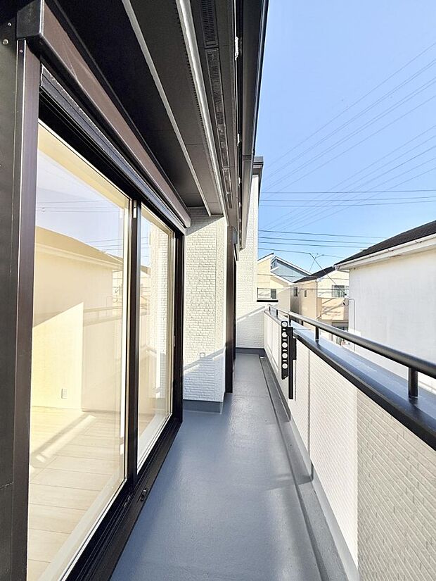 【バルコニー】■ 朝のコーヒーや夜の星空を楽しむ、癒しの場所