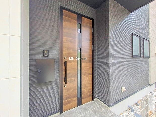 【玄関】■ シンプルで美しく、住まいの第一印象を彩る玄関です