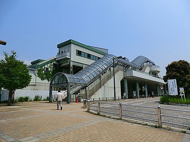小田急江ノ島線「六会日大前」駅(約1,040m・徒歩13分)