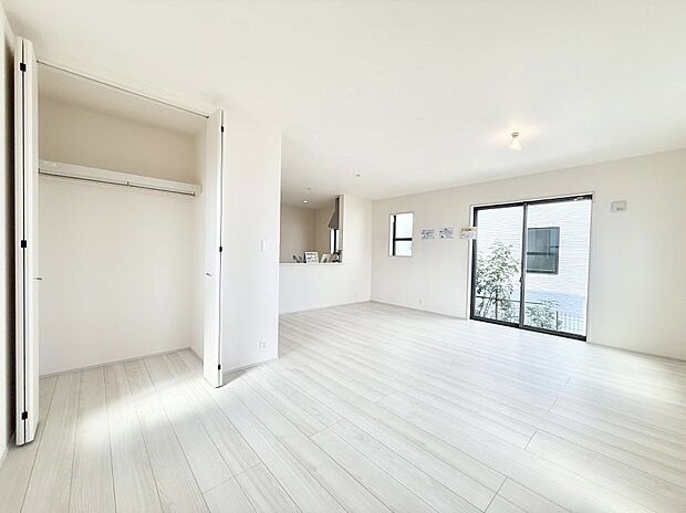 【リビング】■光と風を感じる、リラックスできる空間