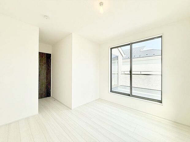 【リビング以外の居室】■落ち着いた色合いのお部屋で穏やかな時間を楽しめます