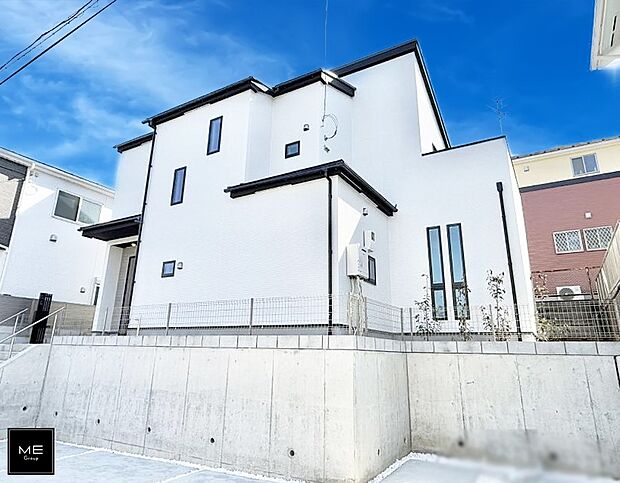 【現地外観写真】白を基調とした、すっきりした外観デザインです