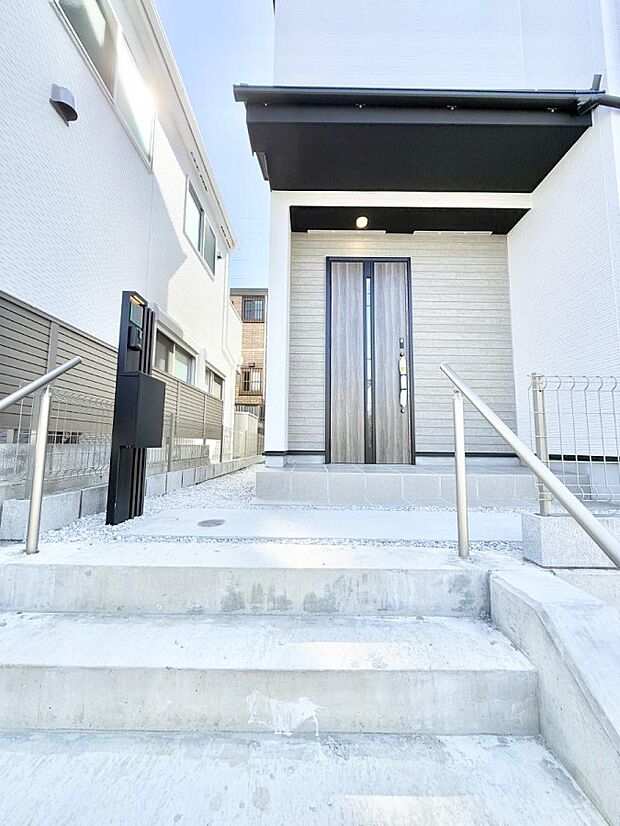 【玄関】■ 帰るたびにホッとする、安心感のある佇まい