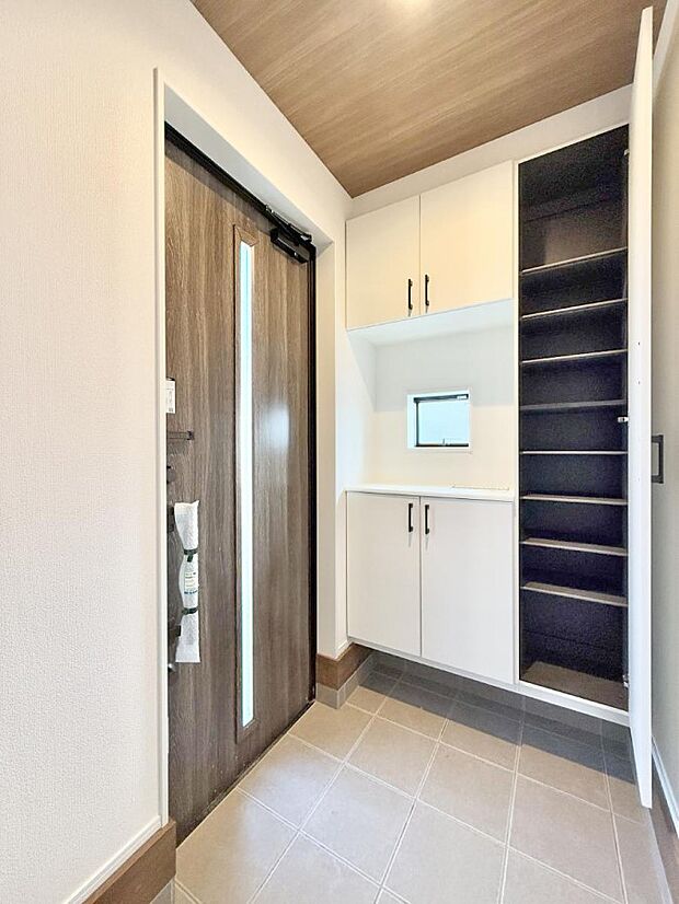 【玄関】■ 家族やゲストをやさしく迎える、心地よい空間