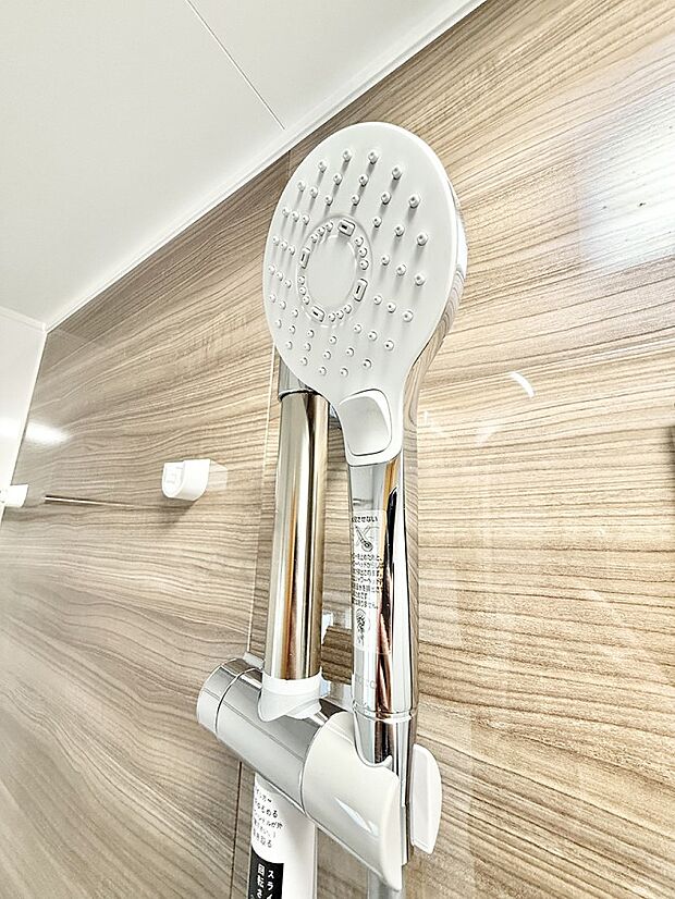 【止水シャワーヘッド】■手元で簡単に止水できるため、水の無駄遣いを減らすことができます。