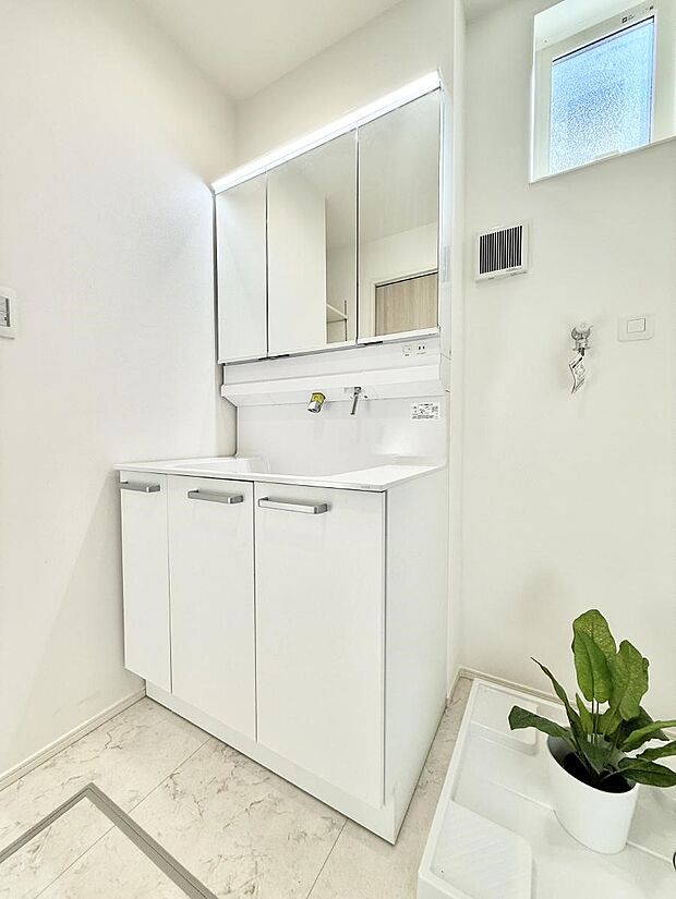 【洗面台・洗面所】■明るい洗面所は毎朝の歯磨きも楽しくできちゃいそうです♪