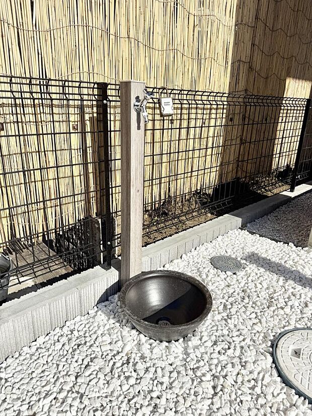 【その他現地】1号棟 ■ガーデニングや洗車などの際に大活躍な屋外立水栓