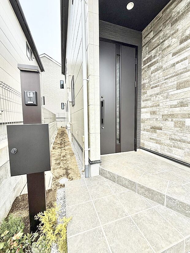 【玄関】■ 帰るたびにホッとする、安心感のある佇まい