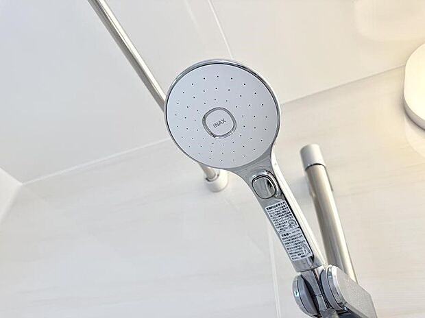 【止水シャワーヘッド】■手元で簡単に止水できるため、水の無駄遣いを減らすことができます。