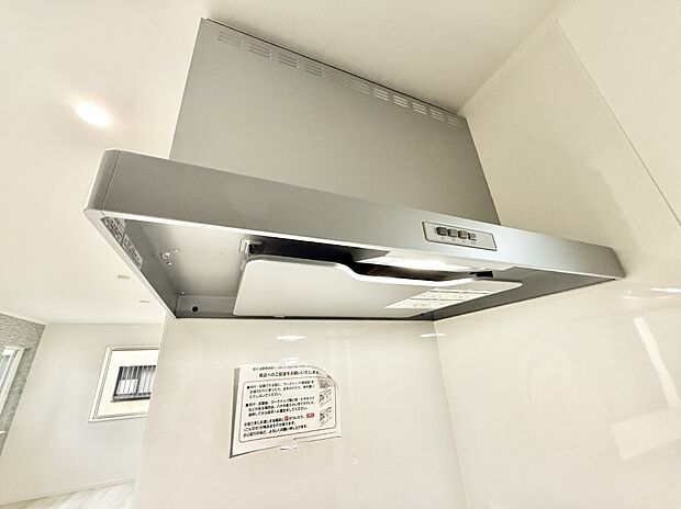 【レンジフード】■調理時の蒸気や匂いが換気扇に誘導され、効率的に排煙ができます。