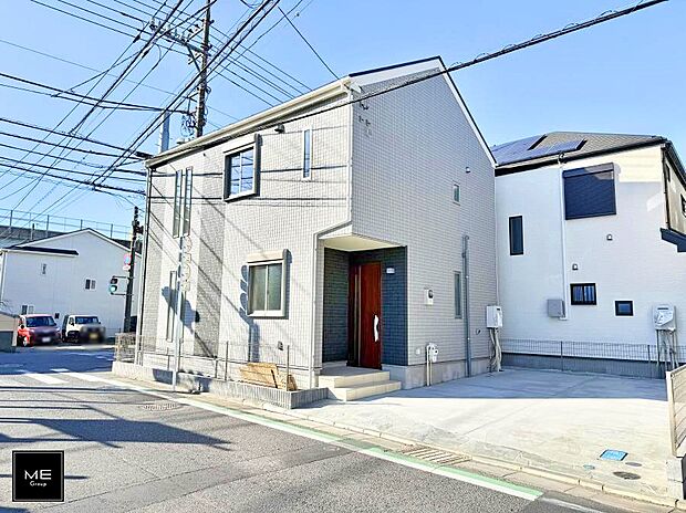 【現地外観写真】■暮らしを彩る充実した設備仕様が備わった住まい