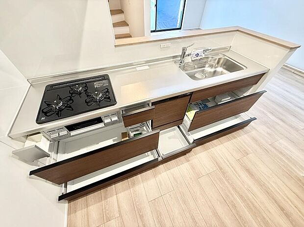 【キッチン】■収納力豊富なシステムキッチンです!