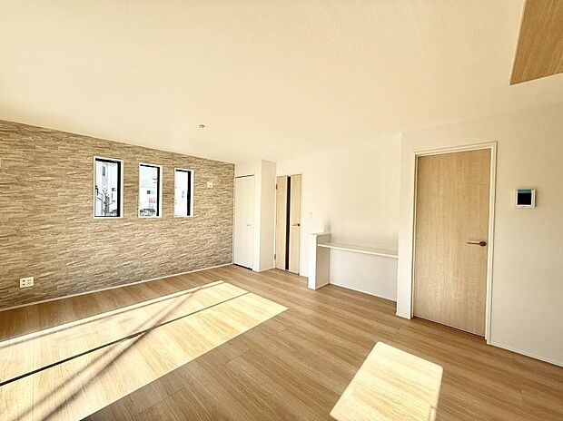 【ダイニング】■シックなアクセントクロスが映えますね