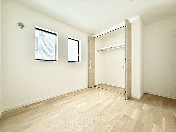 【寝室】■窓の配置や通気性の良い設計で部屋の空気がこもらず、常に新鮮な空気が流れます