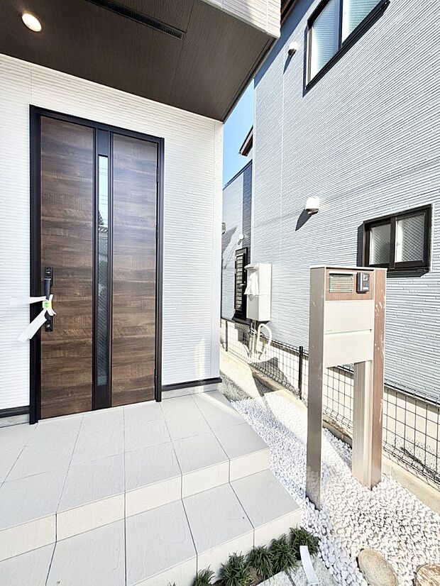 【玄関】■ 帰るたびにホッとする、安心感のある佇まい