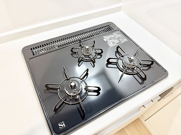 【3口ガスコンロ】■３口コンロのシステムキッチンで料理の手順もスムーズに